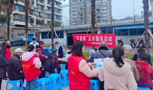我院团委开展学雷锋义诊服务活动