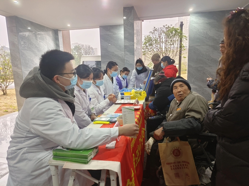 我院在核桃湾社区开展义诊