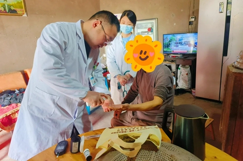 我院开展“关爱烈属 送医上门”活动